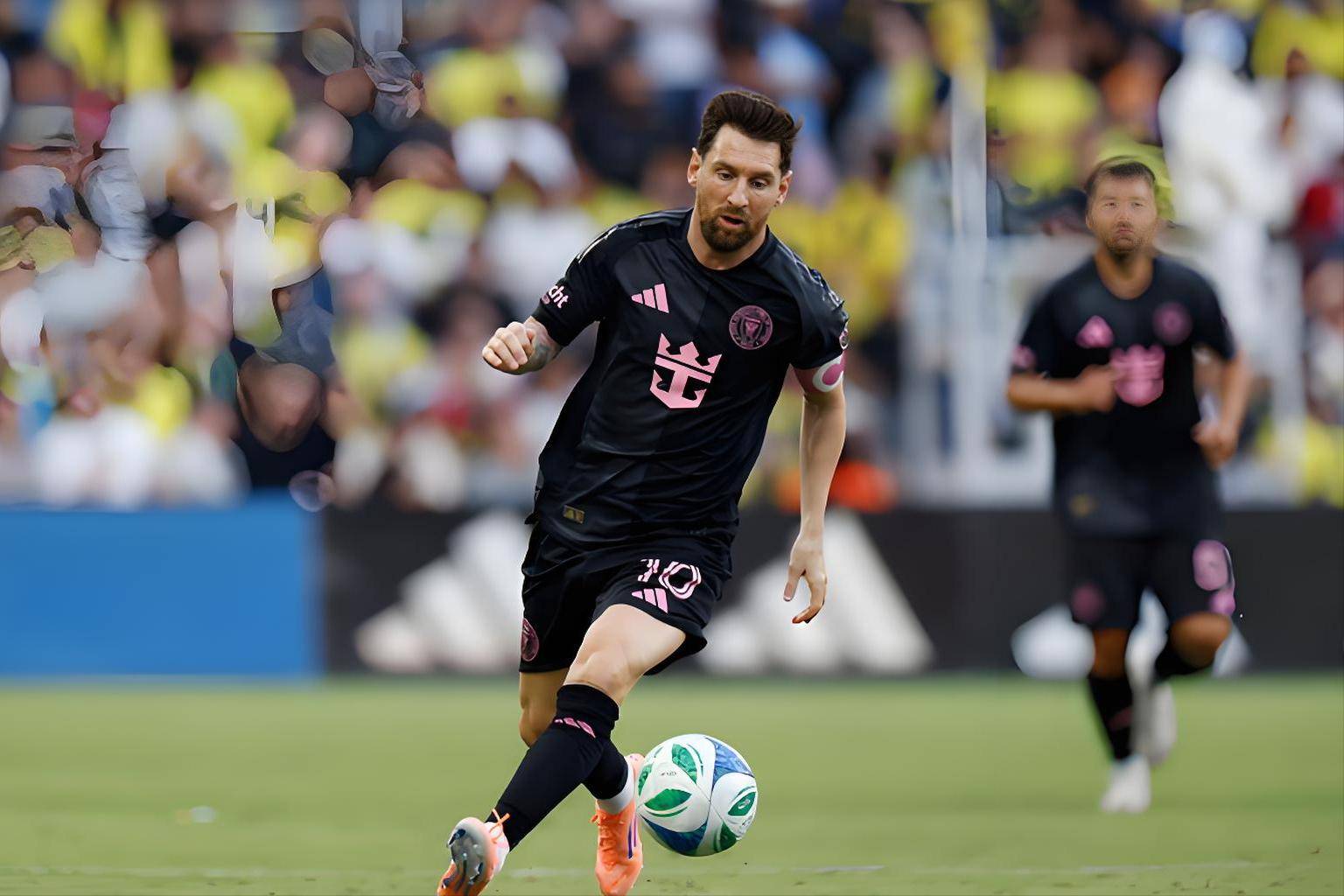 梅西在塞尔维亚队比赛中关键助攻，关键助攻引发热议！的简单介绍