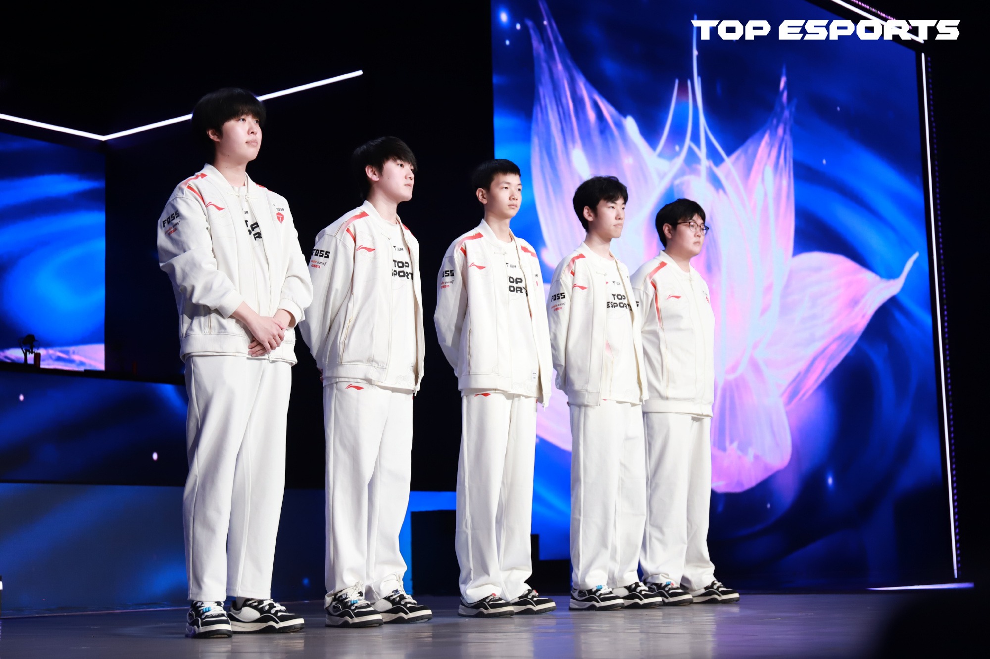 Rookie关键节点高光表现，TES带队取胜！的简单介绍